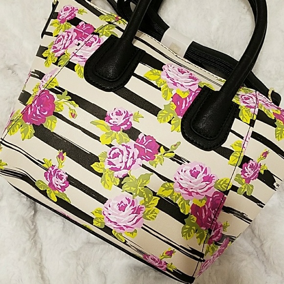 🌹NWT-Betsey Johnson Rosebud Satchel! - Picture 8 of 8