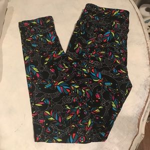 LulaRoe OS Leggings - Black Background w/ feathers