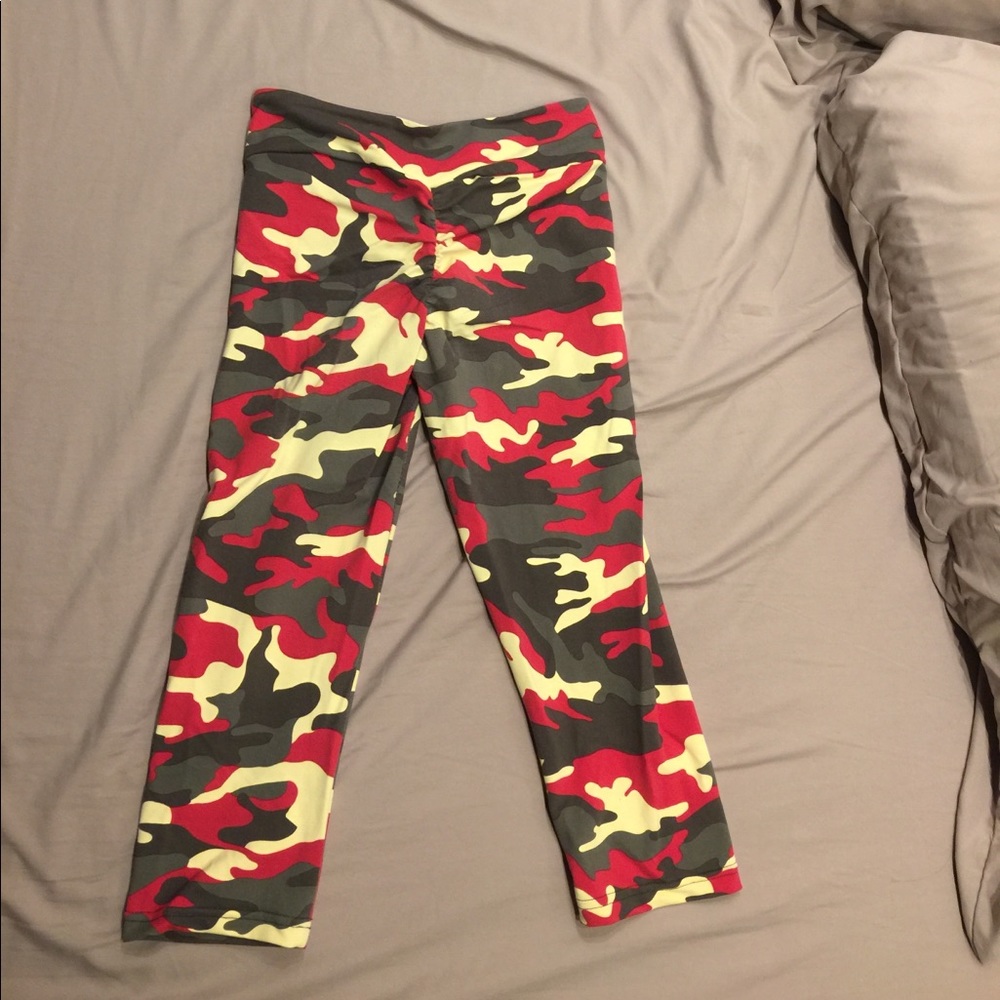 Camo print Celestial Bodies crop leggings