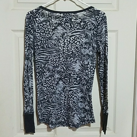 Sheer Gray printed top size Large 🦓 - Picture 3 of 4