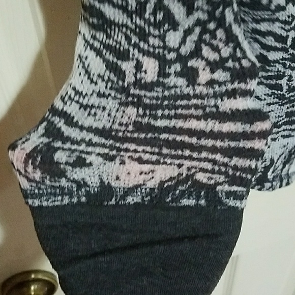 Sheer Gray printed top size Large 🦓 - Picture 4 of 4