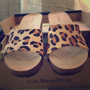 Bass shoes size 8!! comfortable wedge