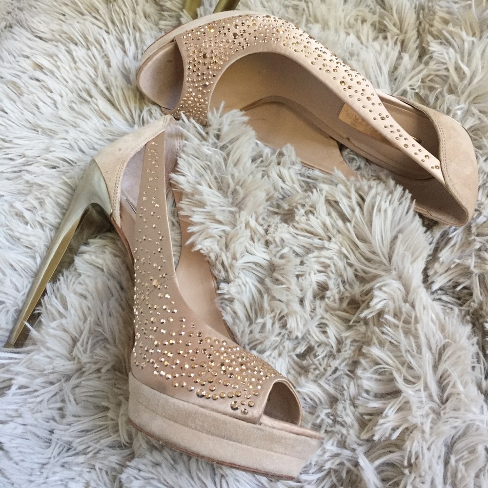 🐈 BCBG Vero Cuoio cream rose gold stud pumps