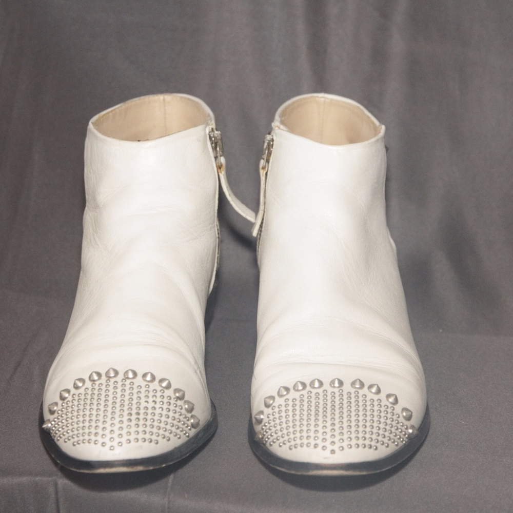 ZARAWhite Leather Ankle Boot With Silver Studs
