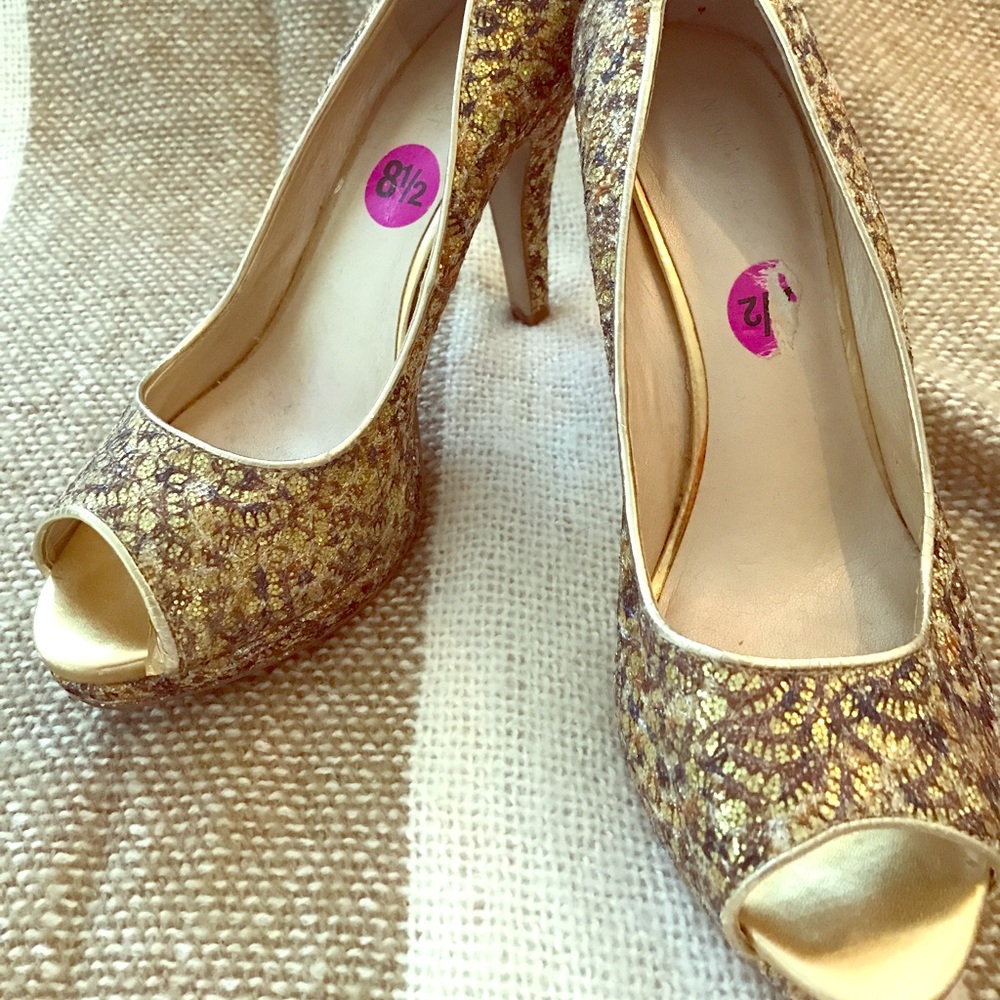 nine west Glittery platforms! used once! Gold 8.5