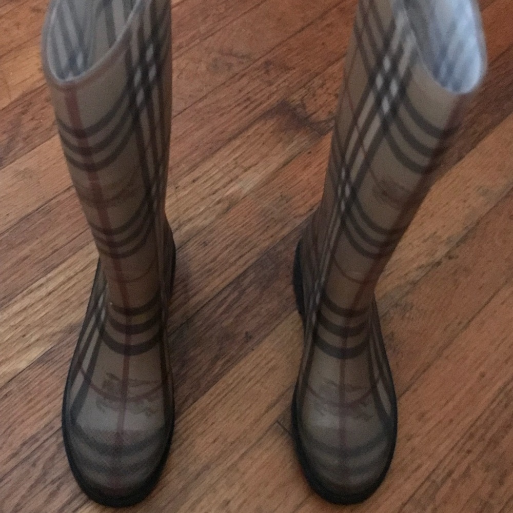 Check Burberry rainboots