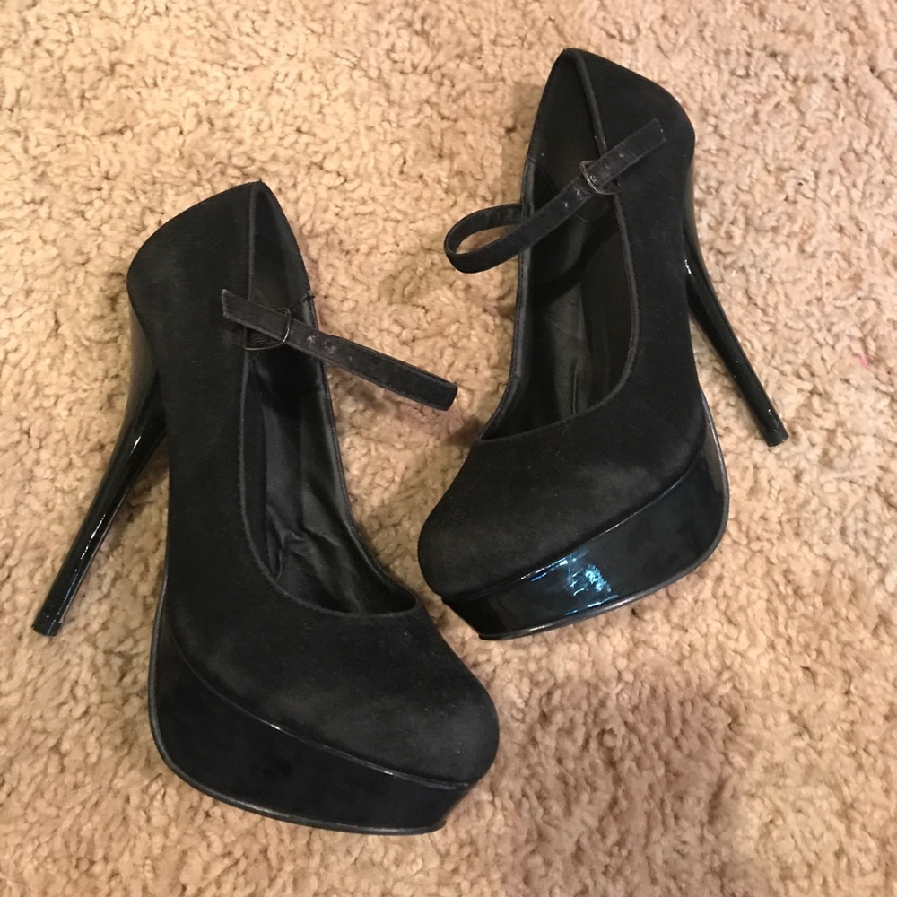 Black Mary Jane Pumps