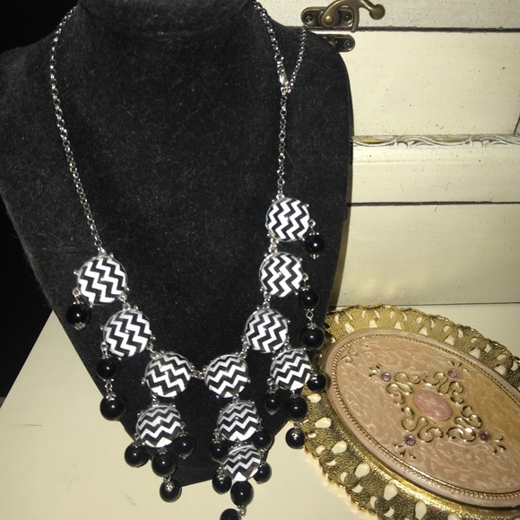 Black and white chevron bubble necklace - Picture 1 of 1