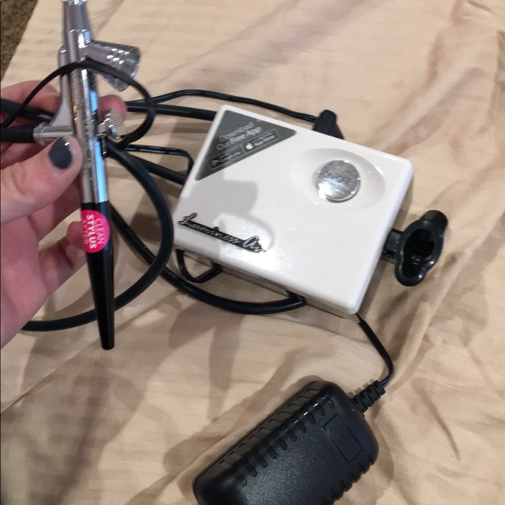 Luminous air airbrush makeup