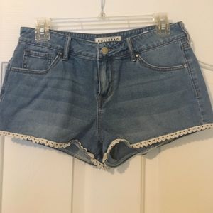 Low rise denim short