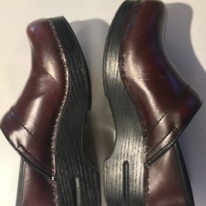 Women's Dankso clogs 37- like new