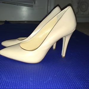 Gianni Bini pale nude pointed toe pumps.