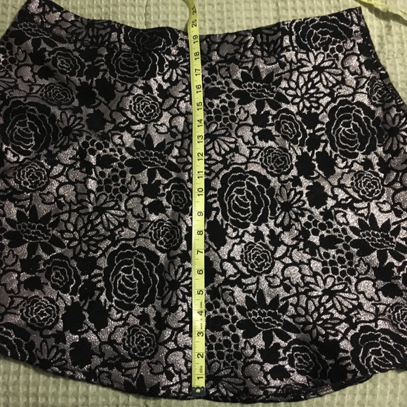 Black and Silver Skirt - Picture 5 of 5