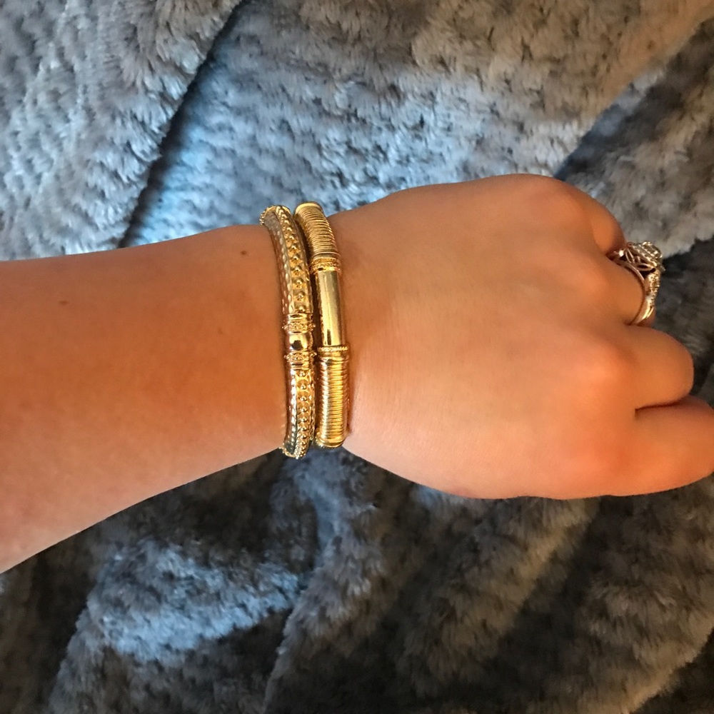 Stretchy gold bracelet set!