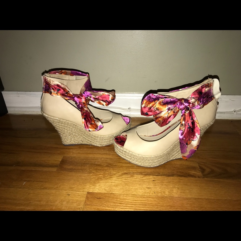 ROUGE Nude Wedge with Multicolor Bow