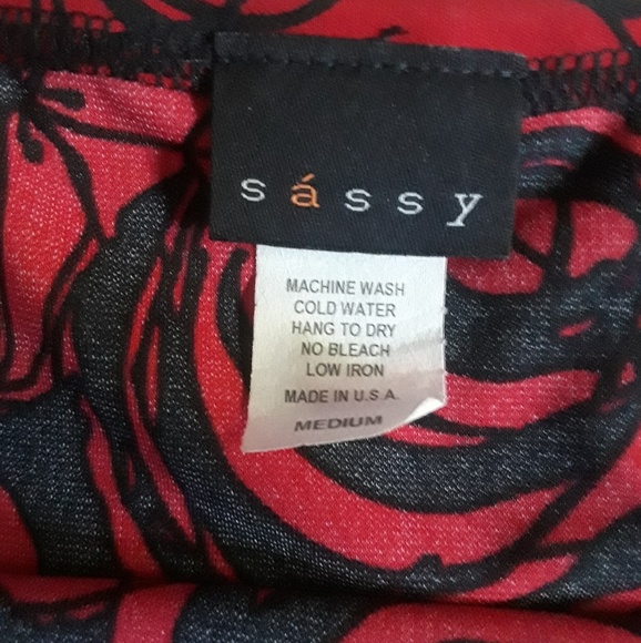 Sassy red flowery knee length pencil skirt - Picture 4 of 8