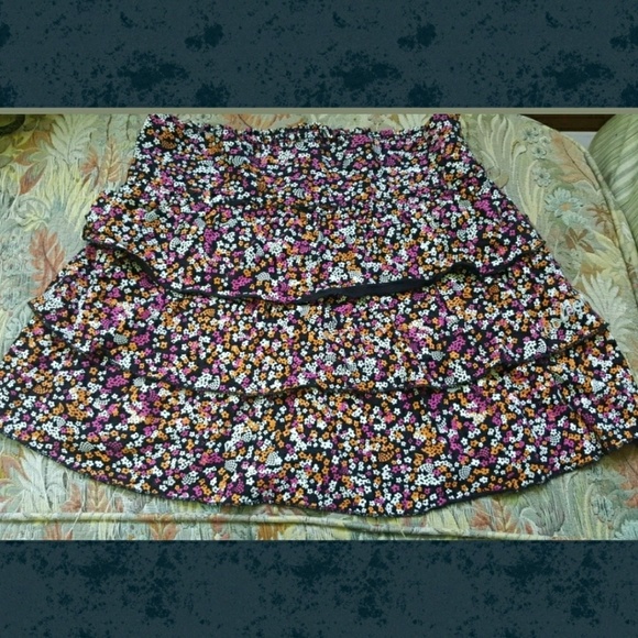 💣SOLD💥🌈 volcom Tiered Ditsy floral mini skirt - Picture 2 of 7