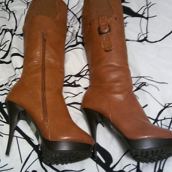 Brown thick thread heeled boots - Picture 1 of 3