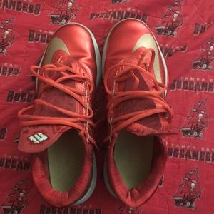 KD 6 Christmas’ size 10.5