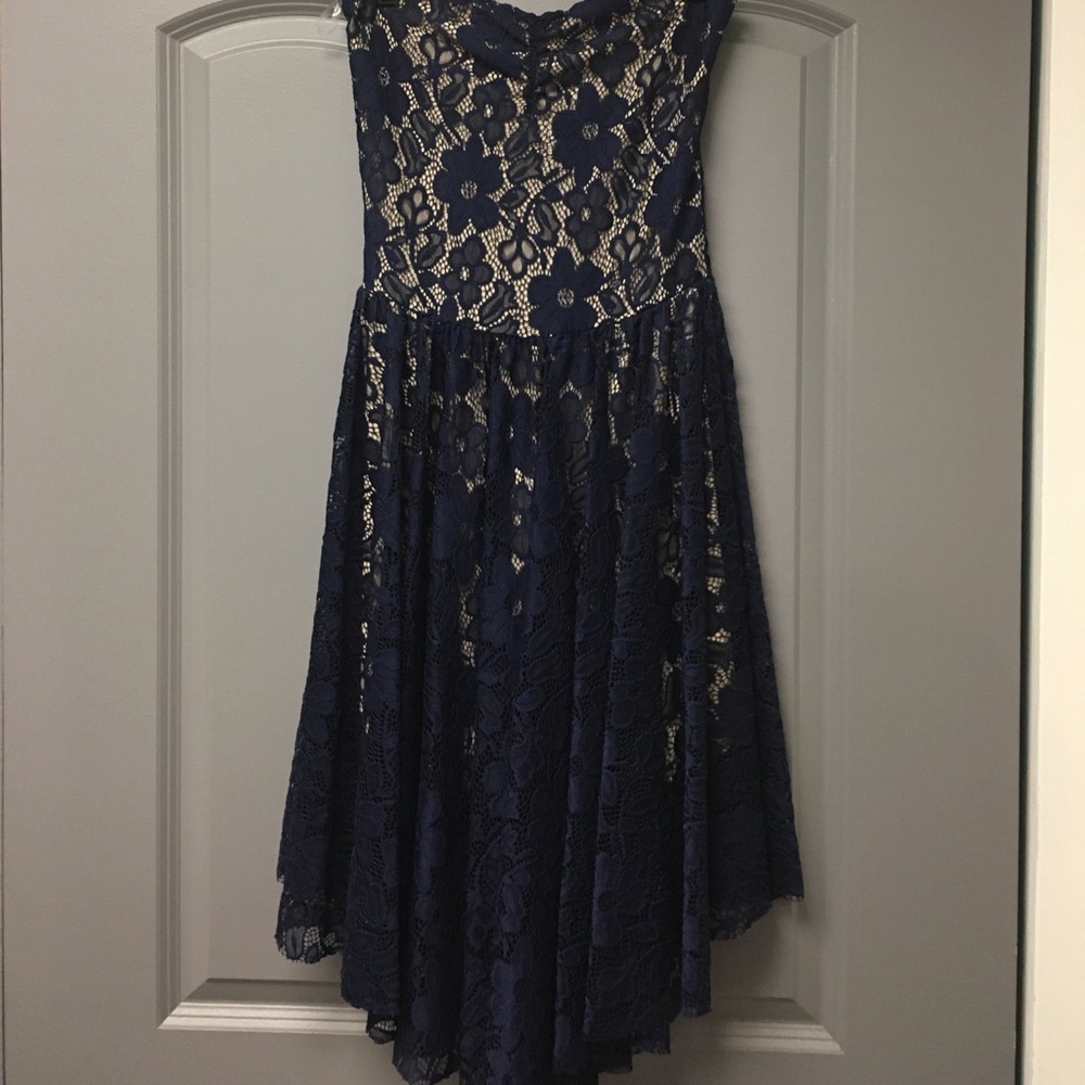 Sleeveless lace dress
