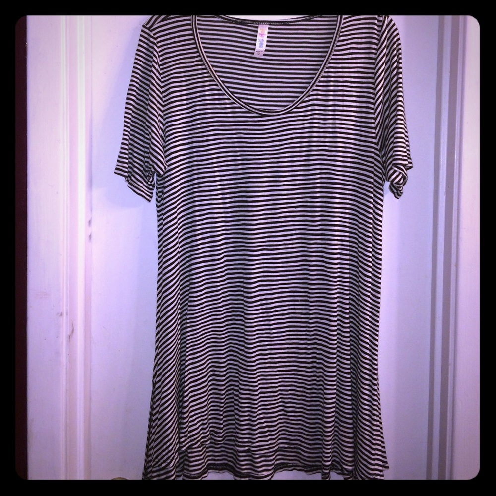 EUC LuLaRoe Perfect T, B/W stripes, size Medium