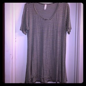 EUC LuLaRoe Perfect T, B/W stripes, size Medium