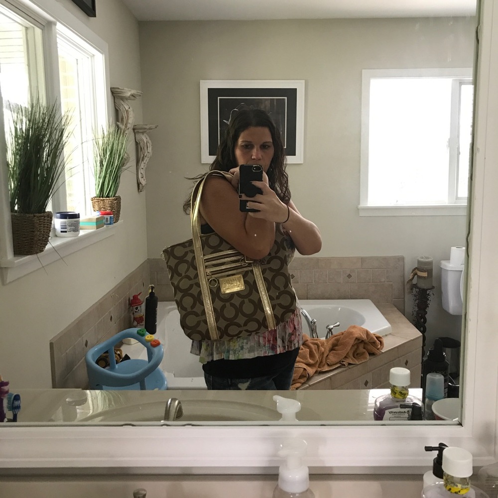Excellent condition coach purse and wristlet. Gold