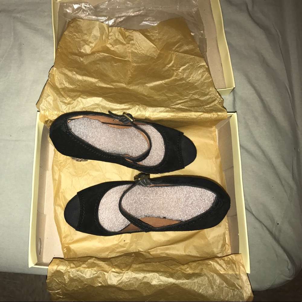 Shoes - Picture 4 of 8