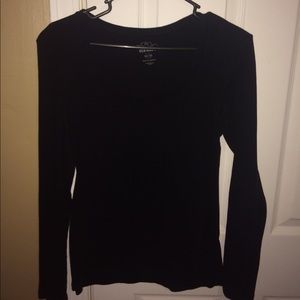 Plain black sleeve shirt.