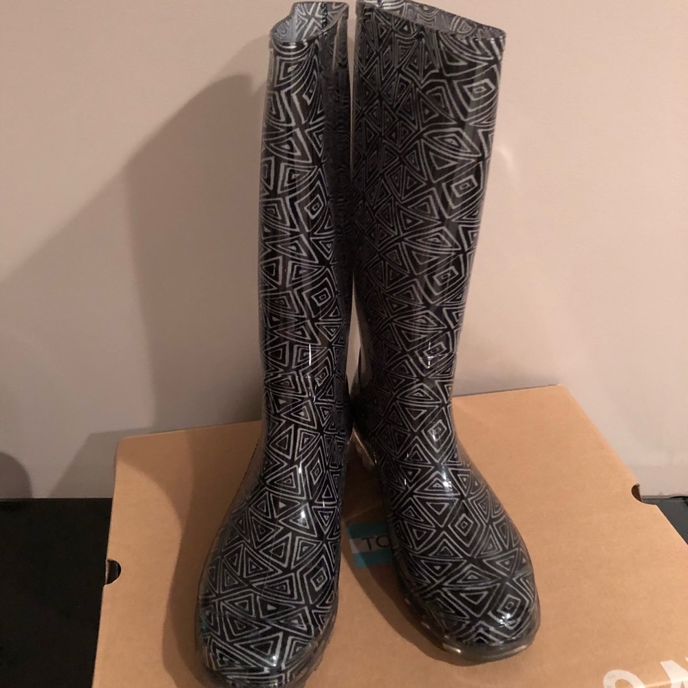 Toms tribal print rain boots
