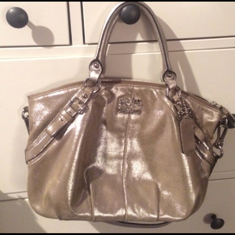 Beautiful gold/silver tone authentic purse!