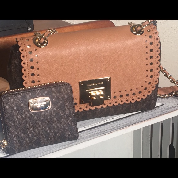 ❗️SOLD❗️Michael Kors Vivian purse FREE MK Wallet - Picture 4 of 8