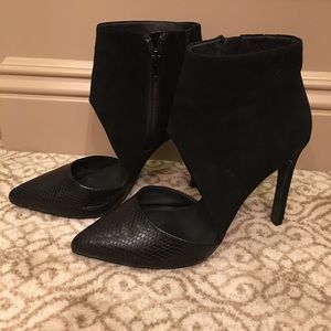 Steve Madden Black faux leather & faux suede heels
