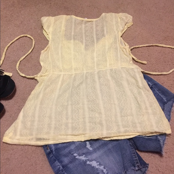 Cute yellow top πΈπ½ - Picture 6 of 8