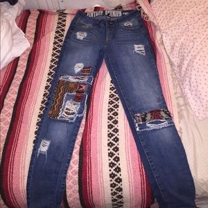 Distressed skinny jeans with patterned patches