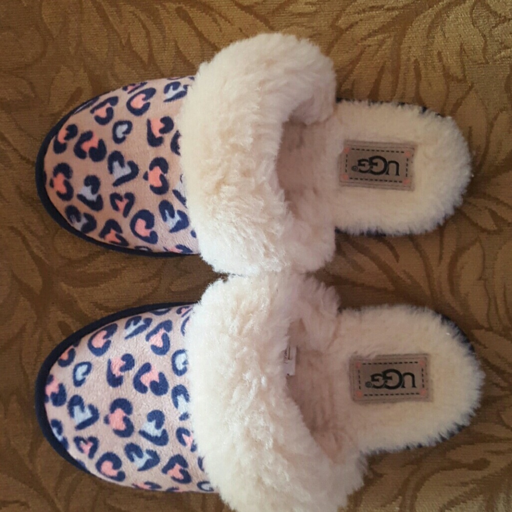 GIRLS Ugg slippers size 13-1 Youth