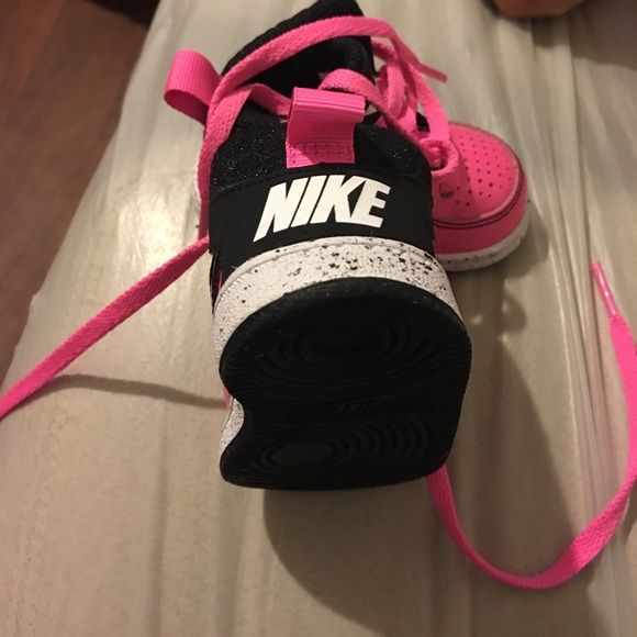 Nike - Picture 2 of 3