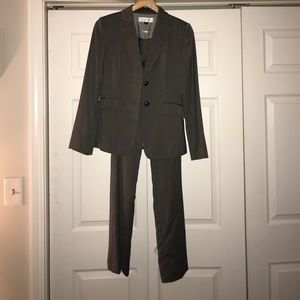 Women’s business suit. Only worn once!