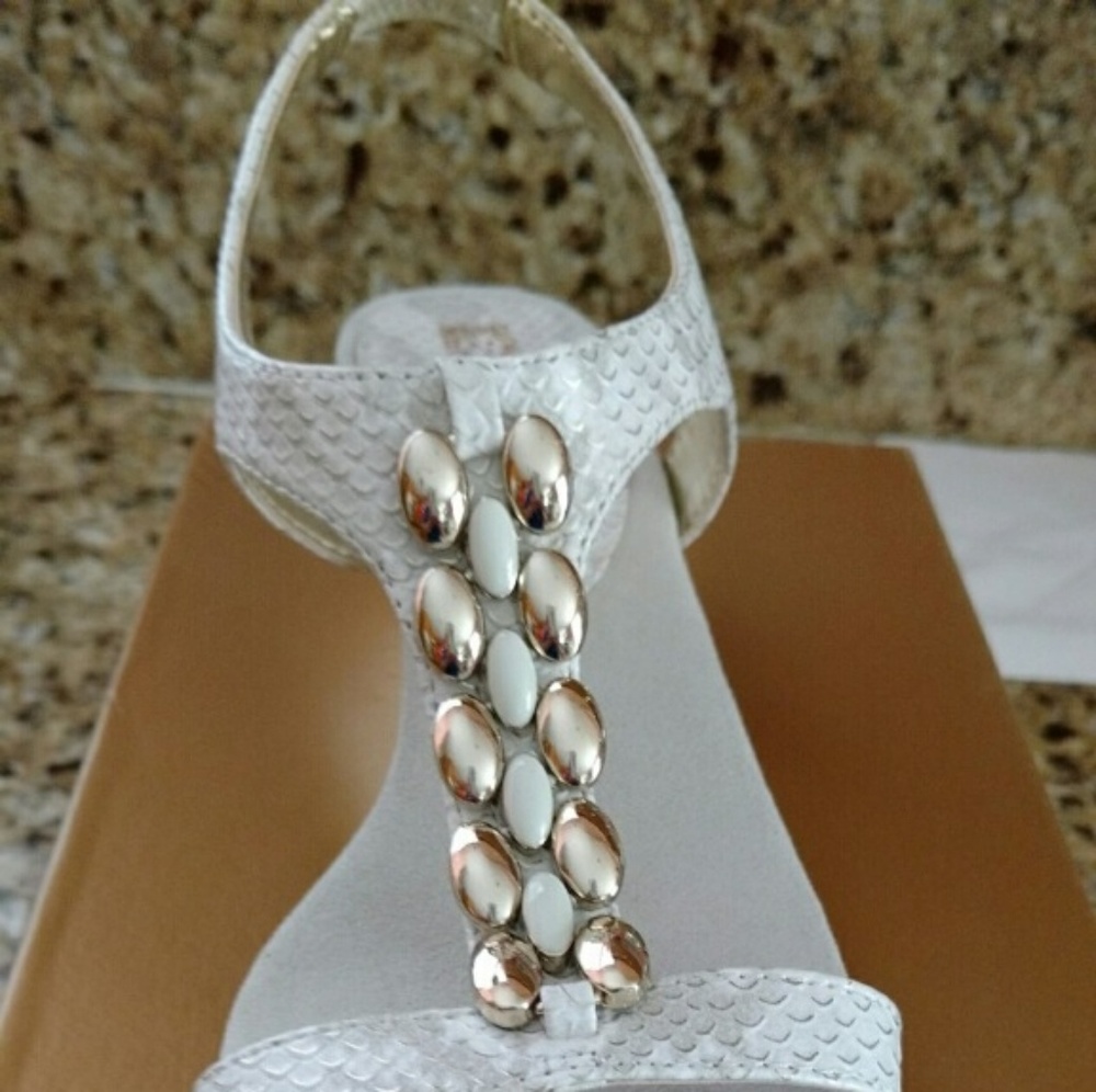 Very nice, cute sandals.