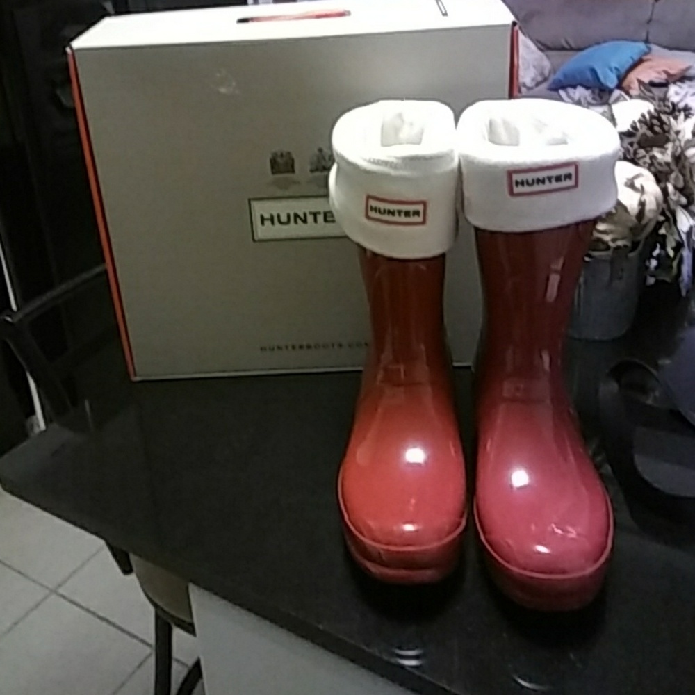 Size 9 Hunter boots. Price includes 40 Hunter sock