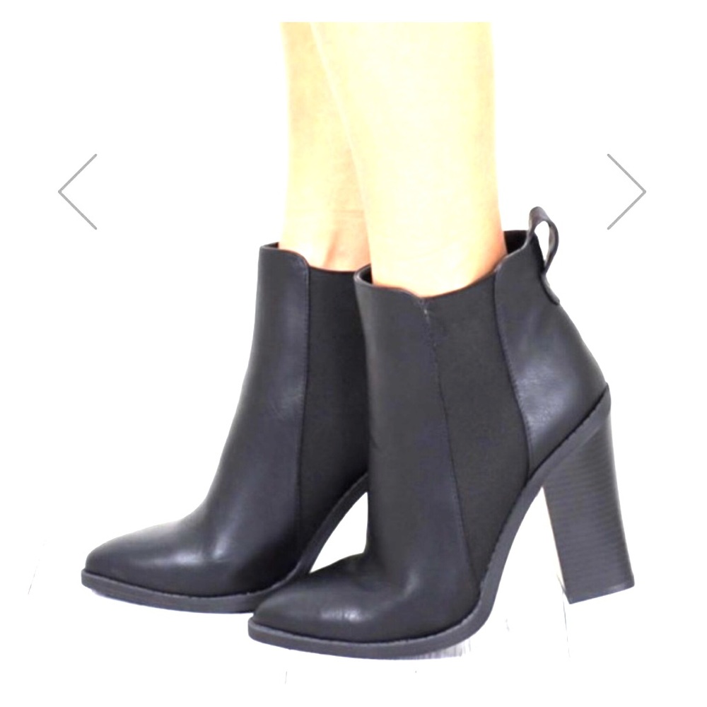 Lipstik Black Booties 🖤