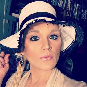 Black and white floppy hat