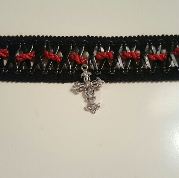 Detailed vamp choker - Picture 2 of 3