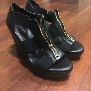 Black wedges