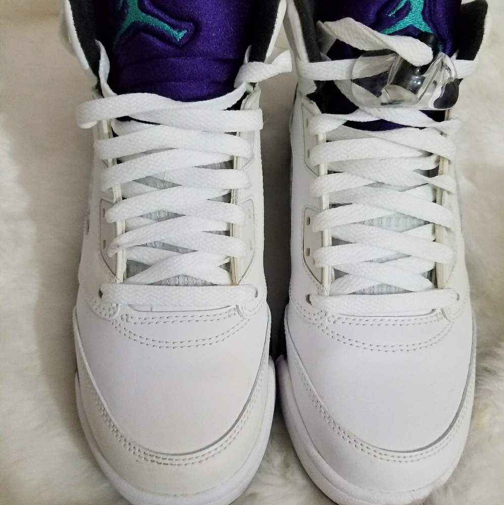 Air Jordan 5 Retros "Grapes" size 6Y