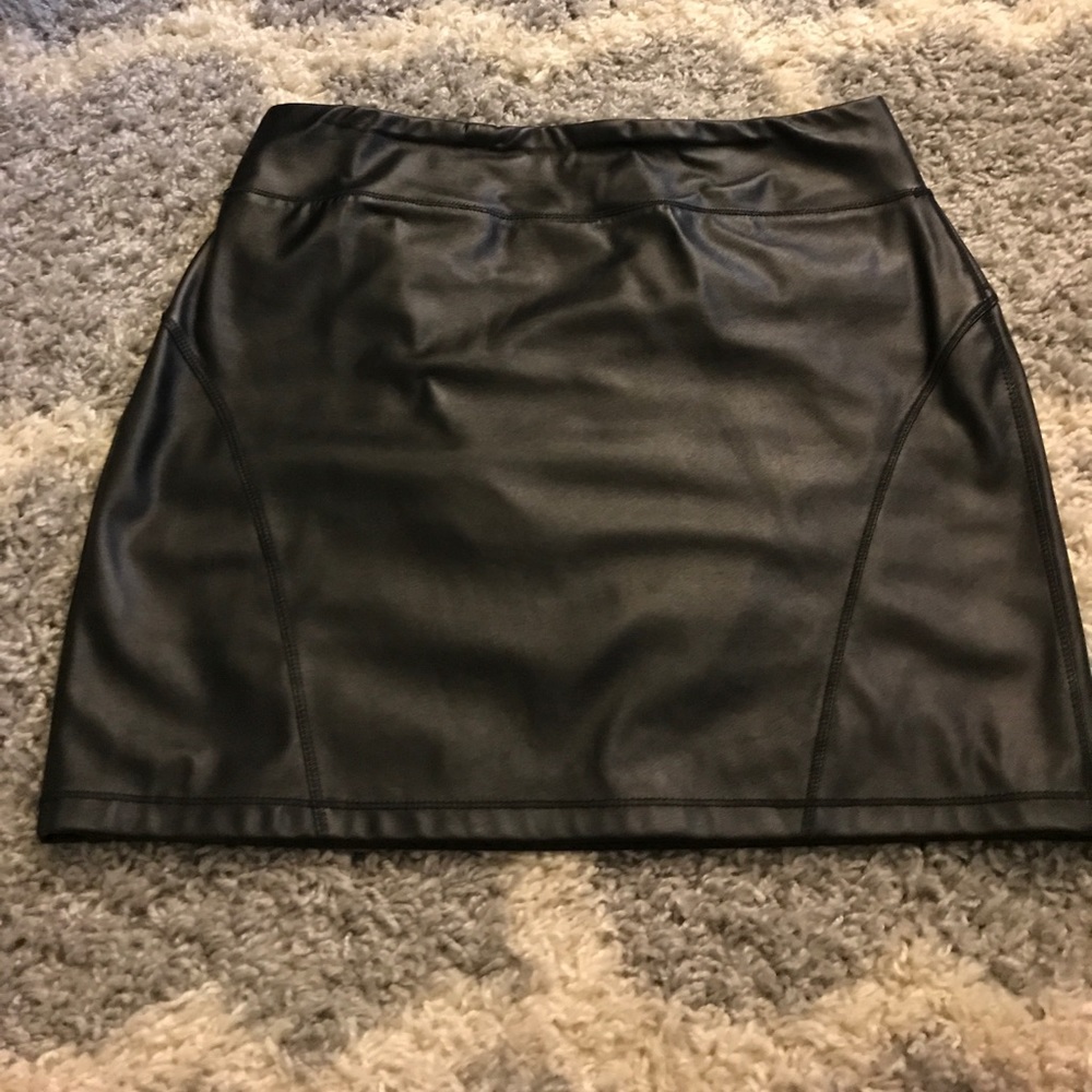 Fitted faux leather skirt