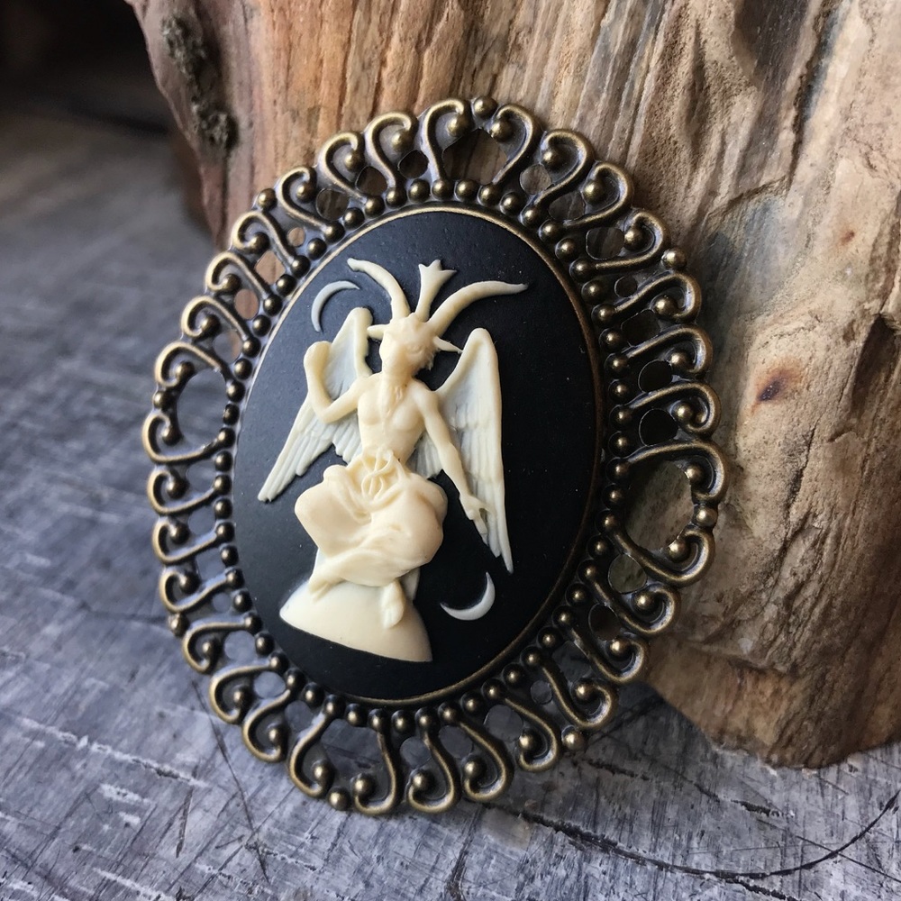 Baphomet Cameo Brooch Pin🖤 - Picture 4 of 4