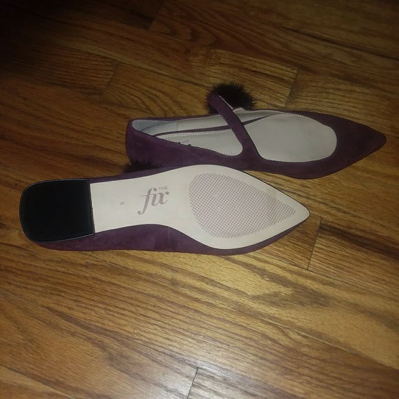 A burgundy shoes - Picture 4 of 5