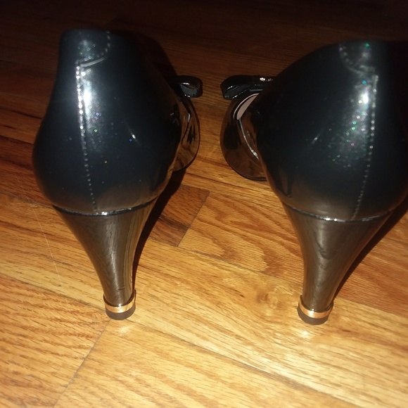 GML ... beautiful Charcoal Gray or Pewter .. pumps - Picture 6 of 7