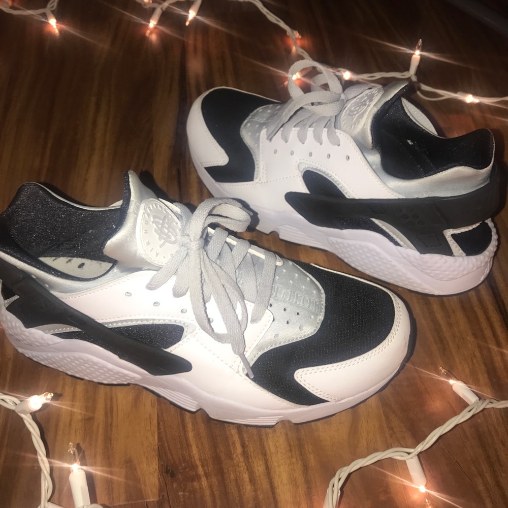 Men's Nike Huarache sz. 10.5 Black and White
